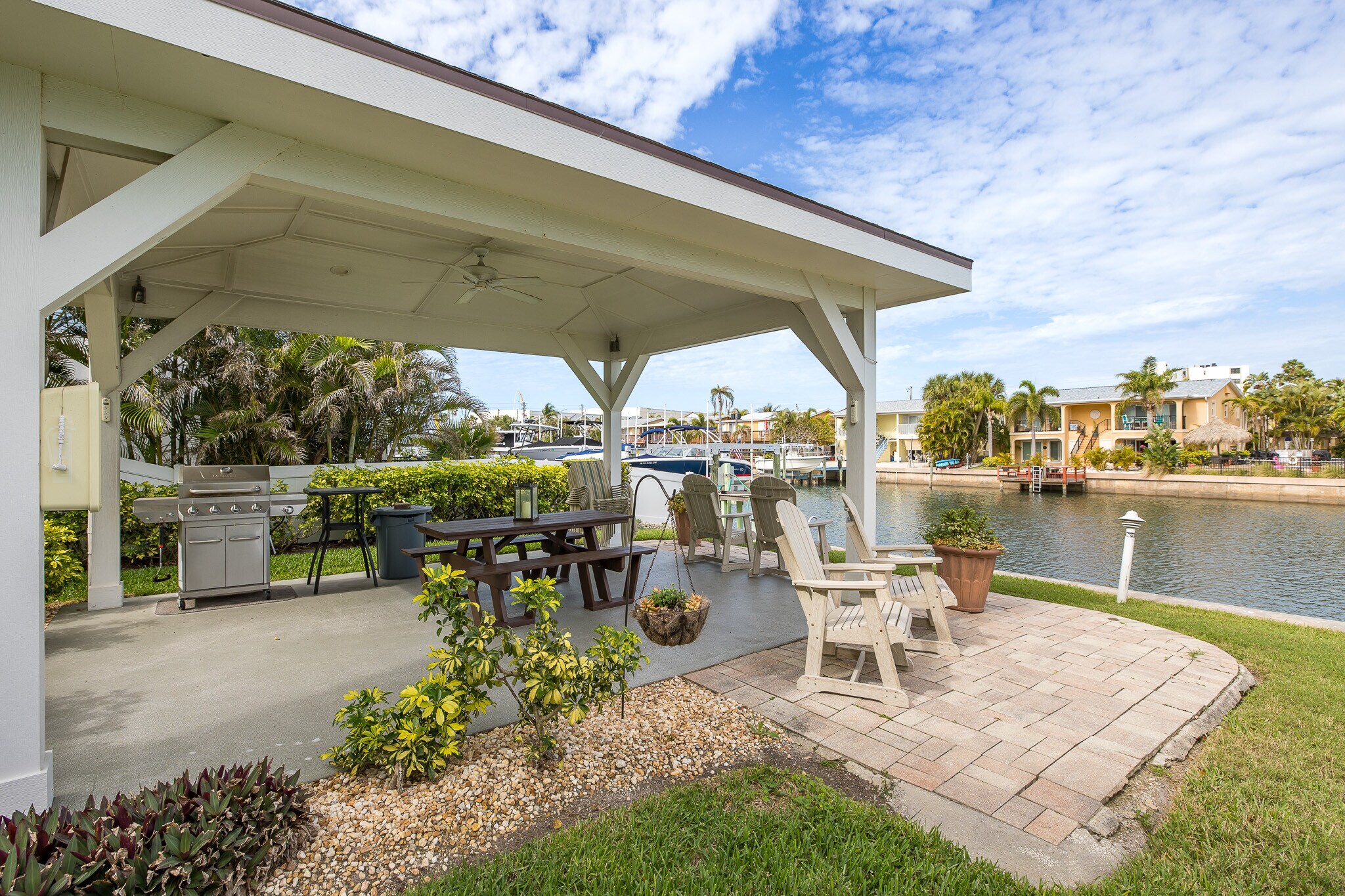 Building Photo - 464 N Paula Dr