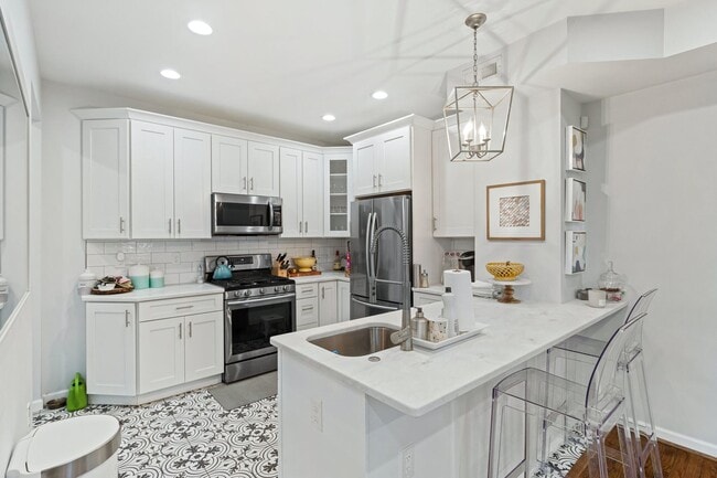 Building Photo - Amazing Anacostia Abode!