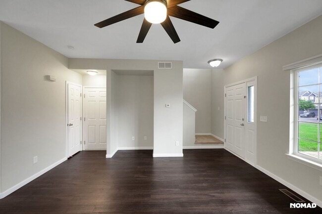 Building Photo - Spacious Townhome in Aurora
