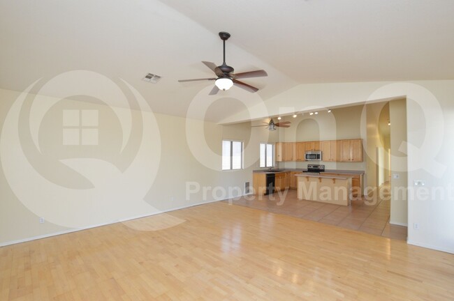 Building Photo - 727 S Peppertree Dr