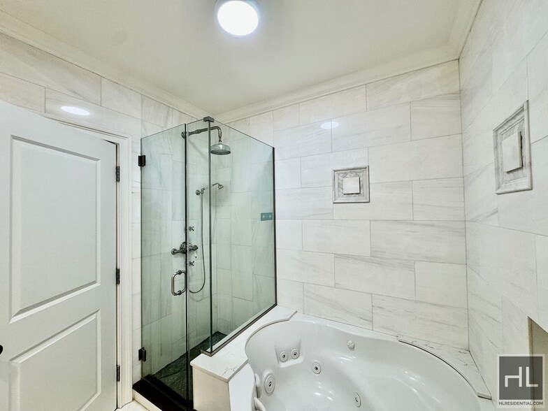 Building Photo - Gorgeous gut renovated 2 bed/2 bath spacious coop for rent.