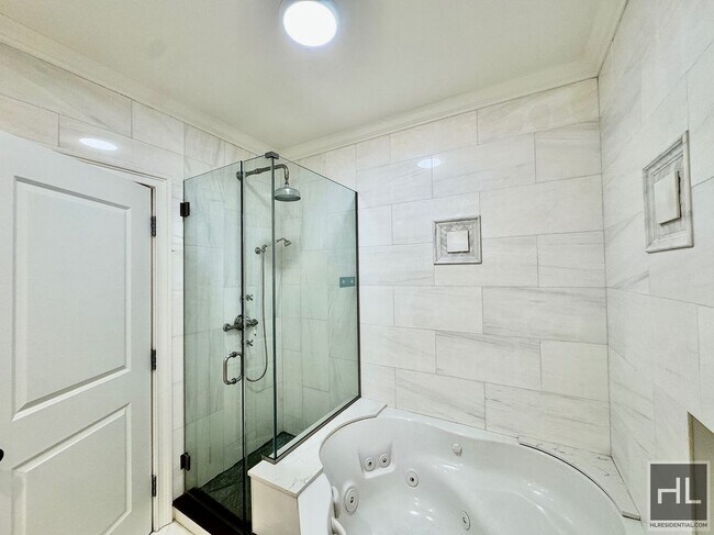 Building Photo - Gorgeous gut renovated 2 bed/2 bath spacious coop with parking included for rent.