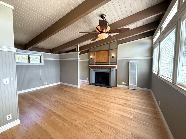 Building Photo - SPACIOUS  FOUR BED / THREE BATH SAN RAFAEL...