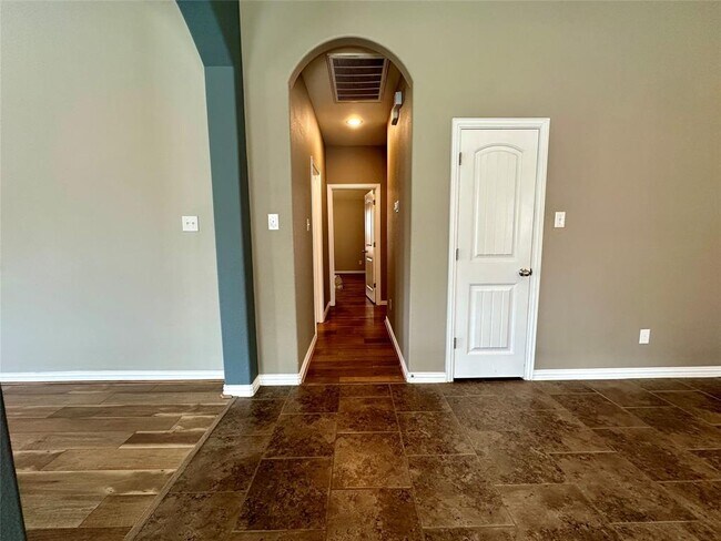 Building Photo - 202 Saffron Springs