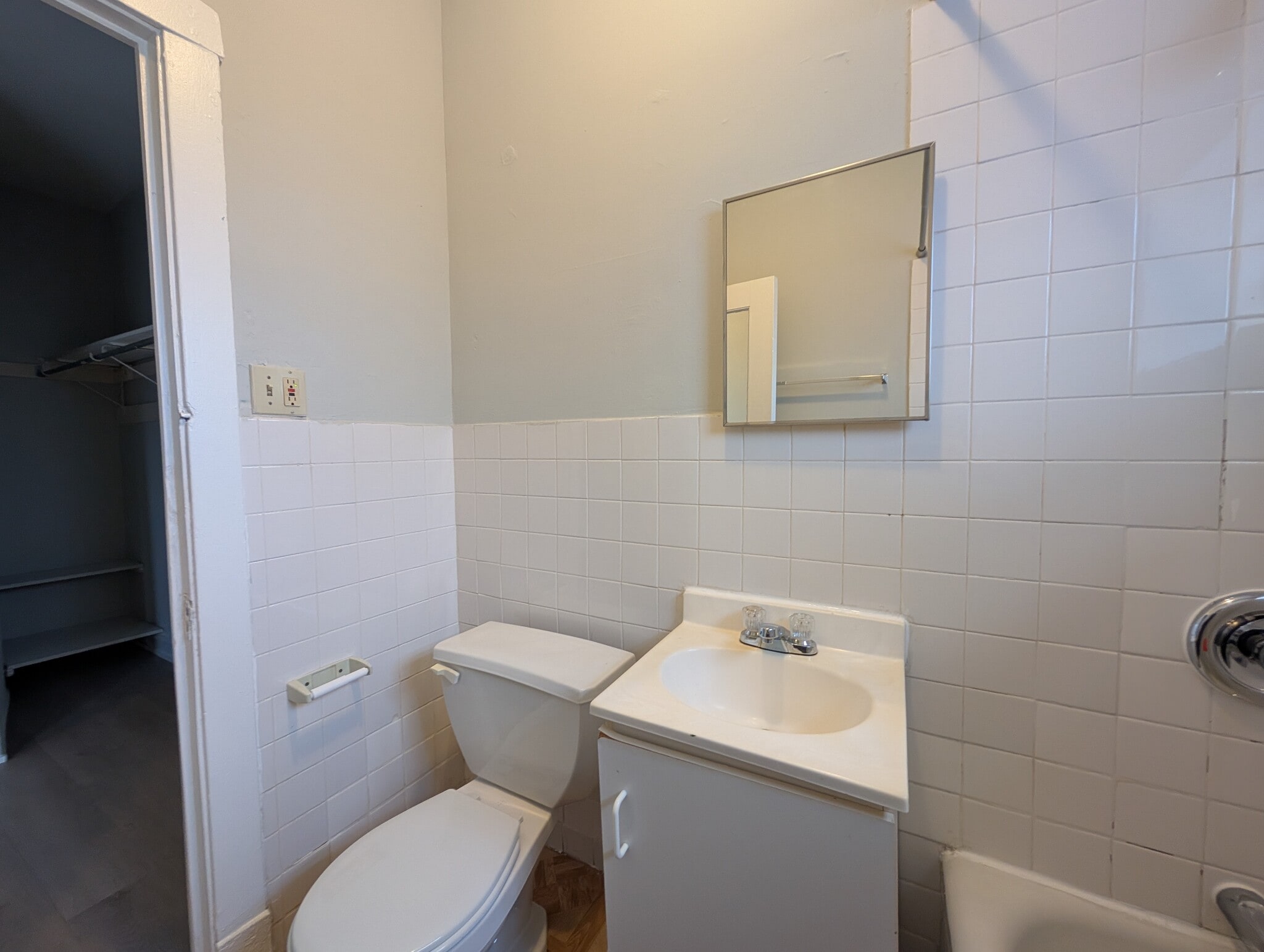 Building Photo - 2234 W Wilson Ave