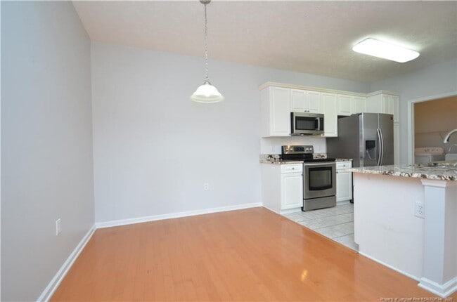 Building Photo - Well maintained 2nd-story condo