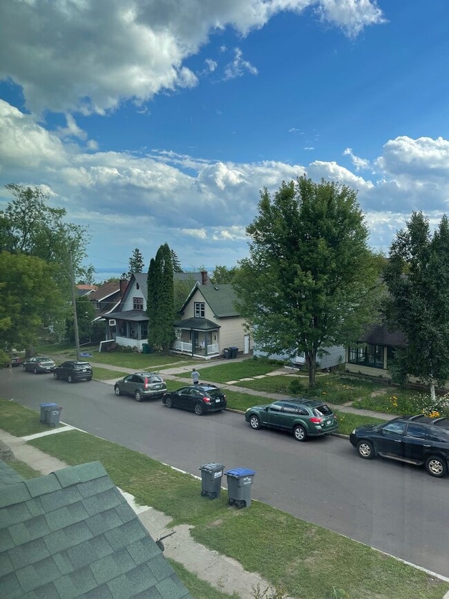 Building Photo - AVAILABLE NOW! - 4 Bed1 Bath Renovated Home!