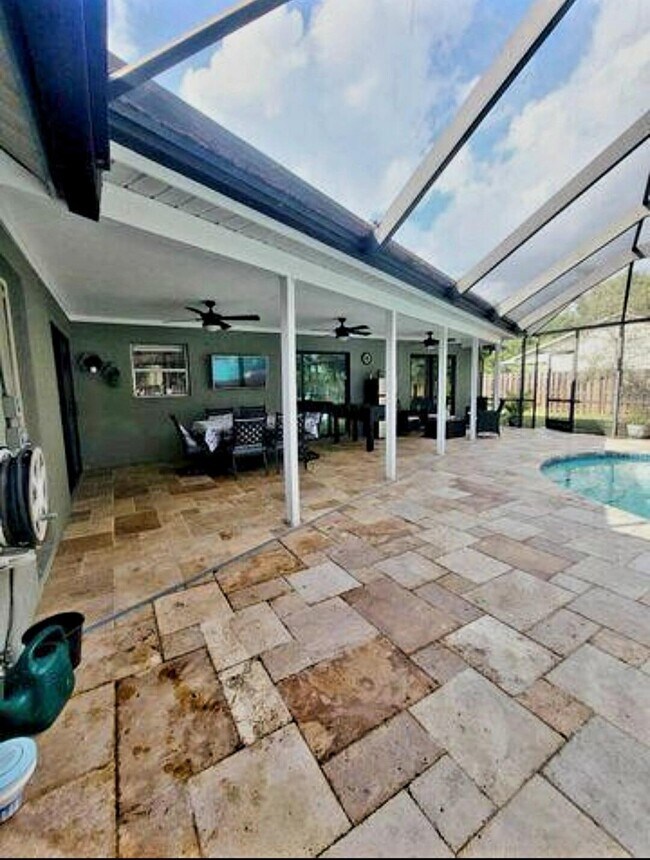 Building Photo - 1697 SW Clover St