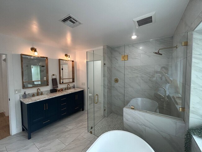 Building Photo - 4016 E Avalon Dr