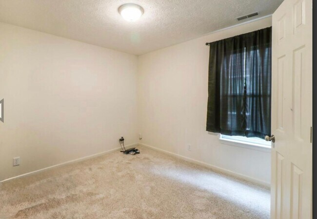 Building Photo - BRITTANY CHASE...3 Bedroom 2 Bath