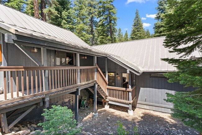 Building Photo - New to the Rental Market! FURNISHED Custom 3 Bdrm Hm w/Garage