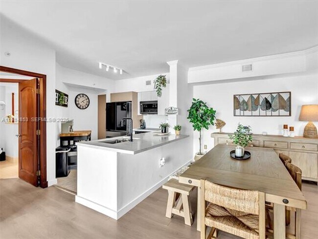 Building Photo - 17150 N Bay Rd