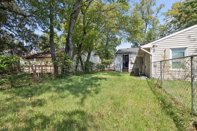 Building Photo - 211 Woodview Ave
