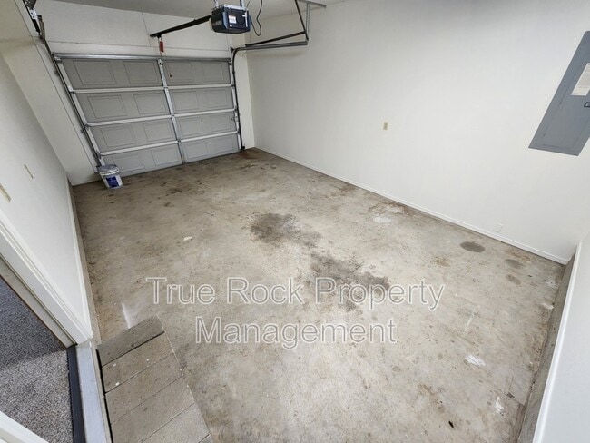 Building Photo - 628 W 22nd St