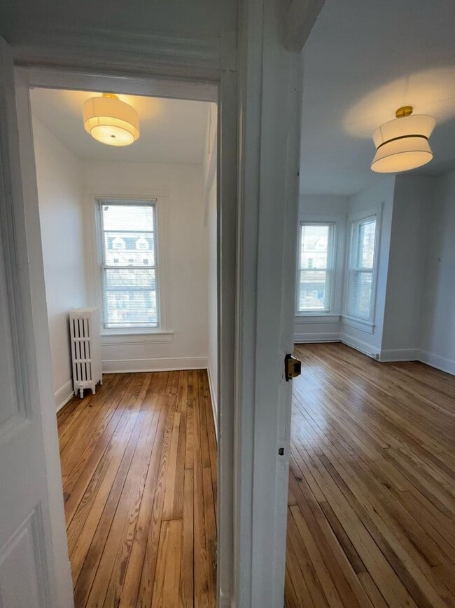 Building Photo - H Street Corridor|3 bd 1 bth Row House|High Ceilings, Bright, 1800sqft