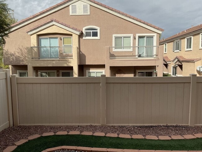 Building Photo - Beautiful 3-Bedroom Townhome in Gated Henderson Community!