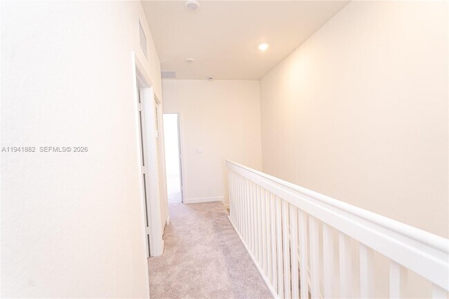 Building Photo - 2646 SE 27th Dr