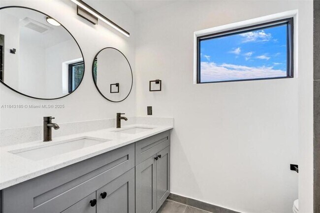 Building Photo - 3 bedroom in North Miami Beach FL 33160
