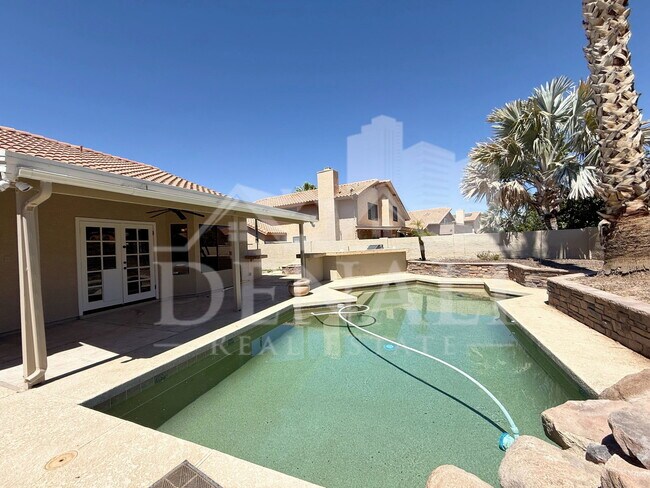 Building Photo - 1211 E Drake Dr
