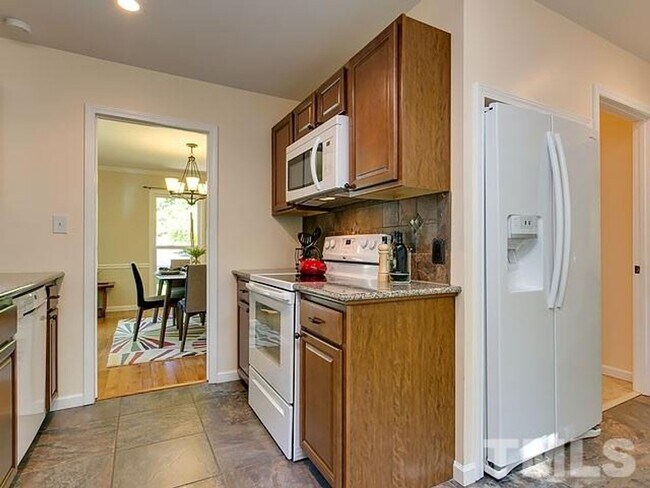Building Photo - Gorgeous 3 Bedroom Home, Hardwood Floors, ...