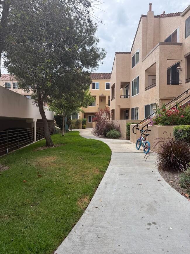 Building Photo - Spacious 2 Bedroom, 2.5 Bath Two-Story Townhome UTC