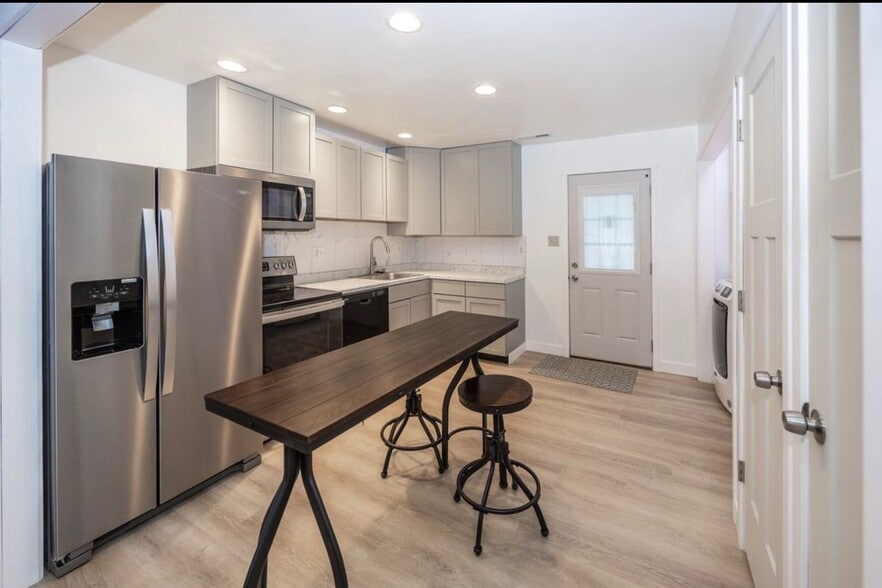 Building Photo - 2006 Randall Rd