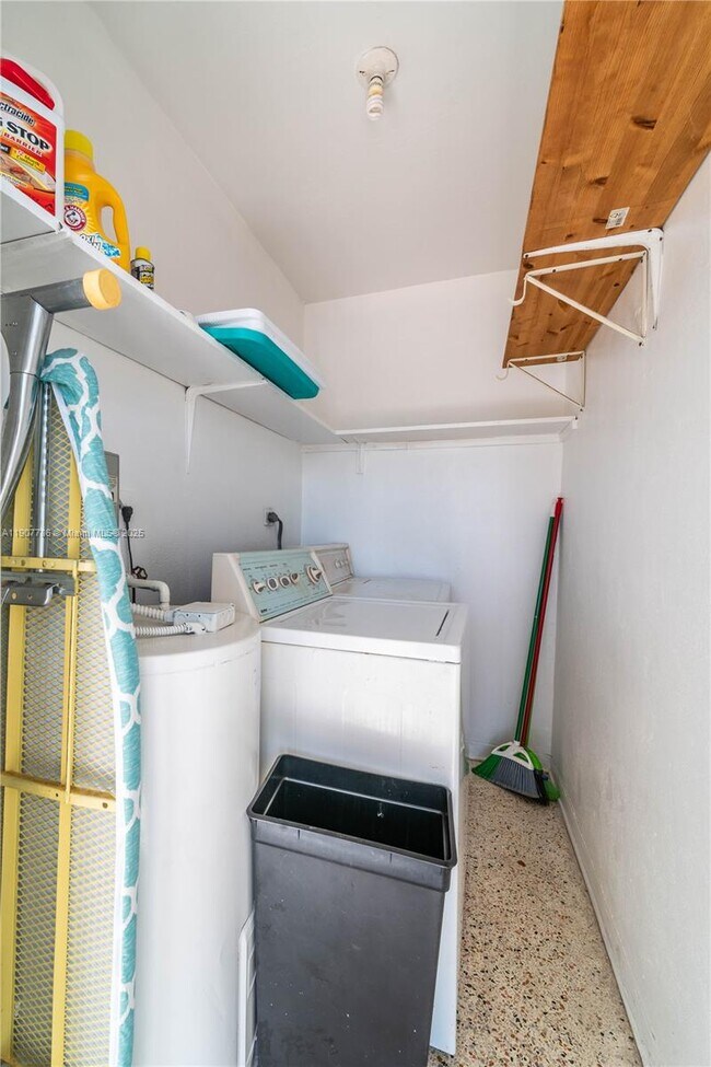 Building Photo - 23 NW 33rd Ave