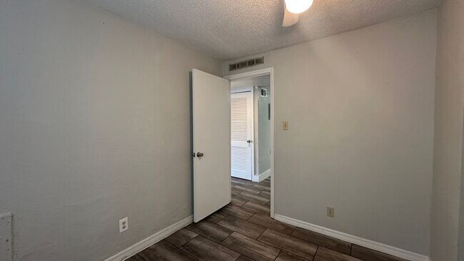Building Photo - Spacious 3 Bed, 2 Bath Just Minutes from the Beach