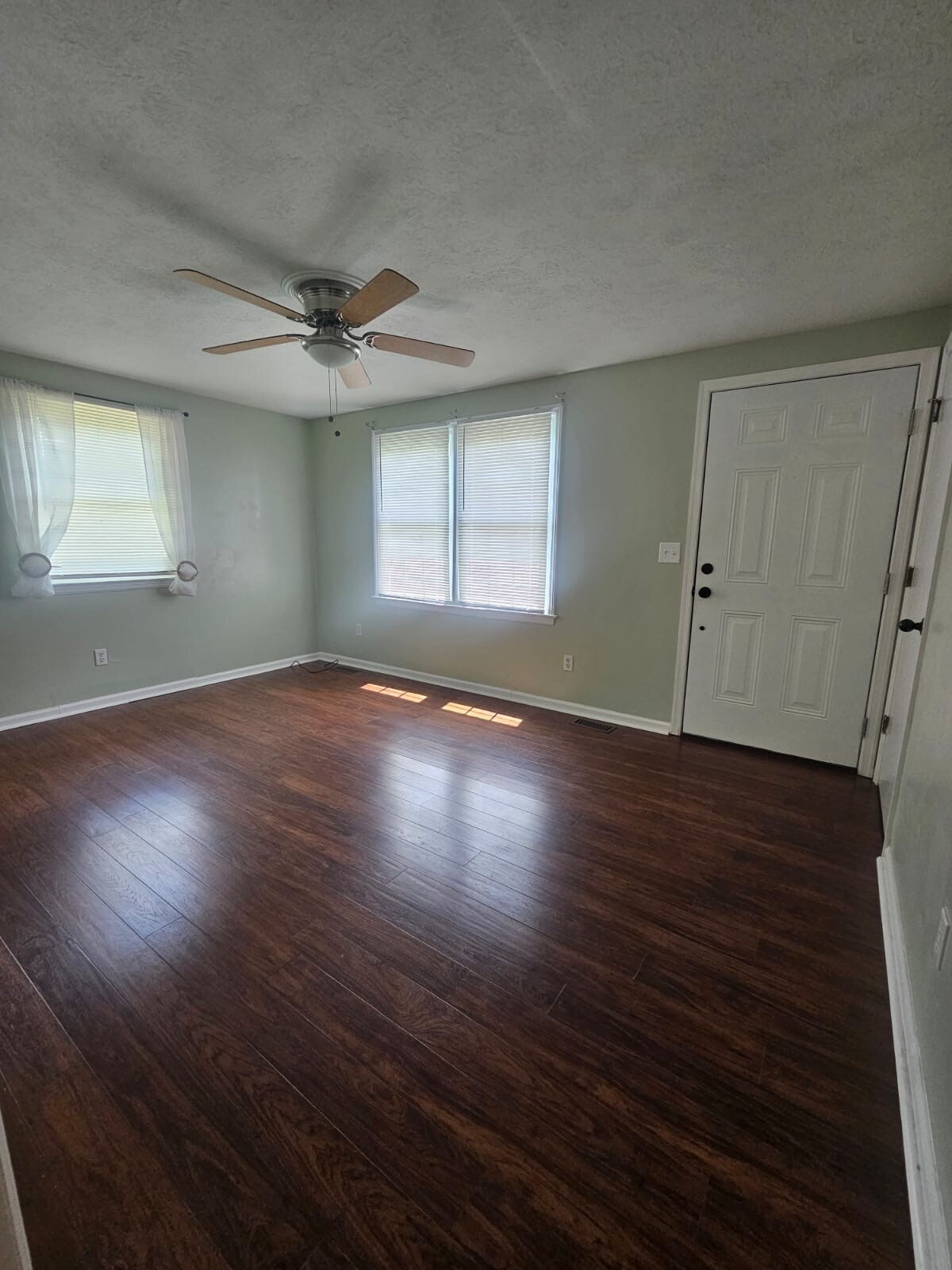 Building Photo - 259 Lakeview Dr