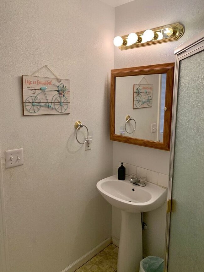 Building Photo - Spacious 4 Bed/3 Bath Duplex in Greeley - Water/Sewer Included in Rent