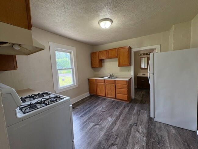 Building Photo - Charming 3-Bedroom Akron Home with Central A/C
