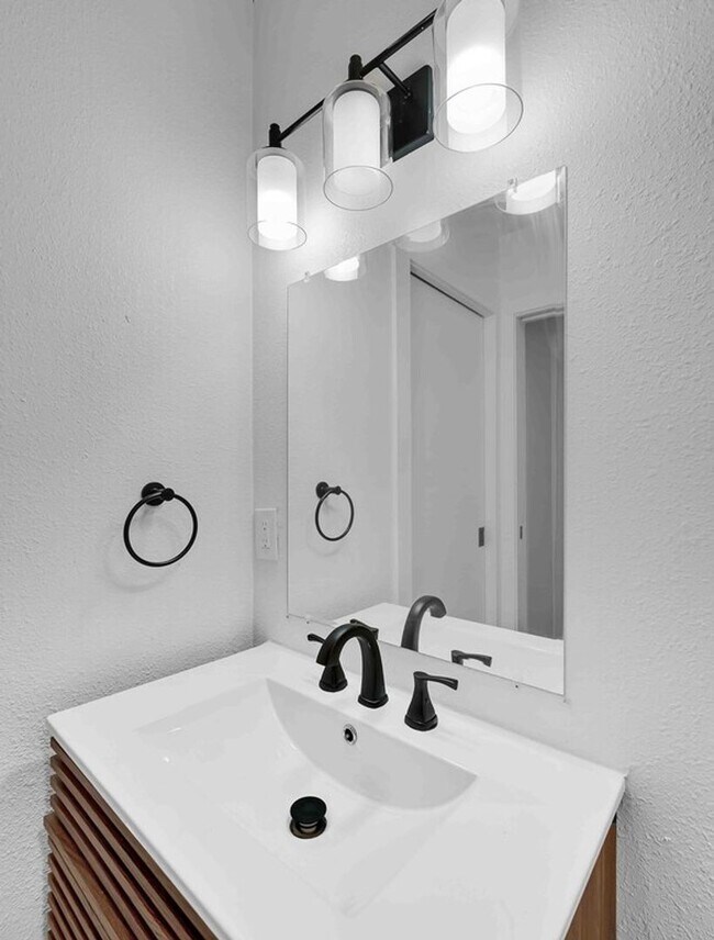 Building Photo - Newly remodeled 4BD 2BA home in Waco