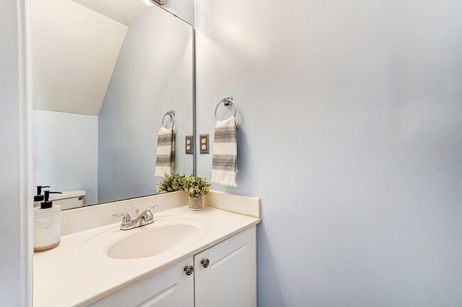 Building Photo - Charming Townhome in Sought-After Williams...