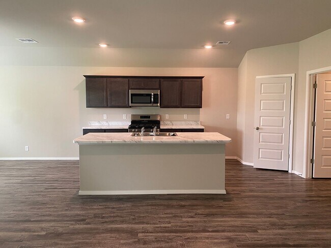 Building Photo - Welcome to your beautiful 4 bedroom, 2 bath home in Broken Arrow School district!