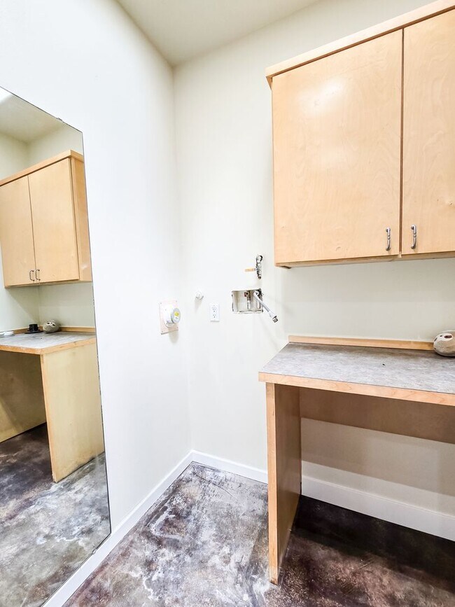 Building Photo - Spacious 3BD Rambler