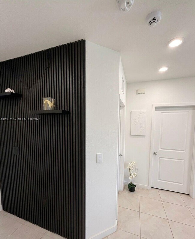 Building Photo - 470 NE 12th St