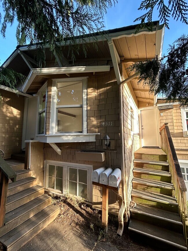 Building Photo - Renovated 1 Bed, 1 Bath apartment in West Seattle Triplex, $1,895/month