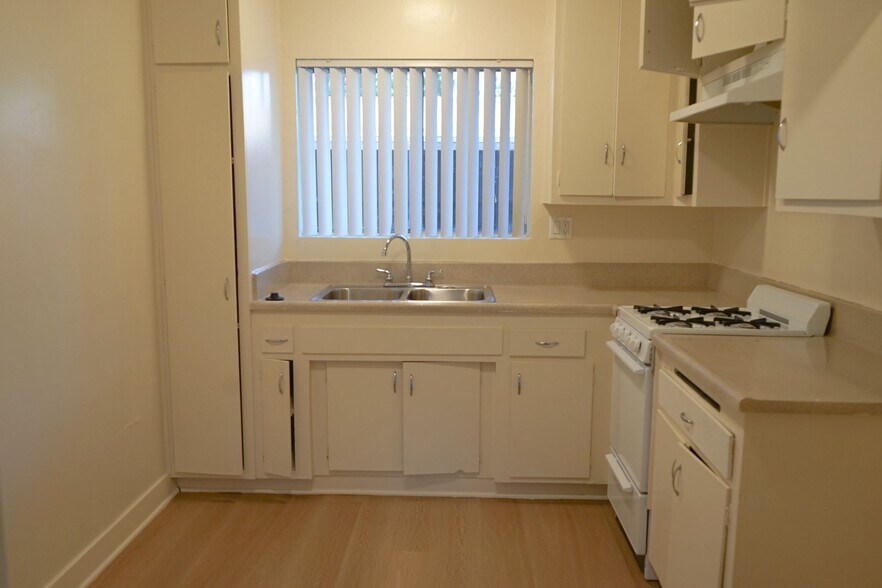 Building Photo - 15810 Vanowen St