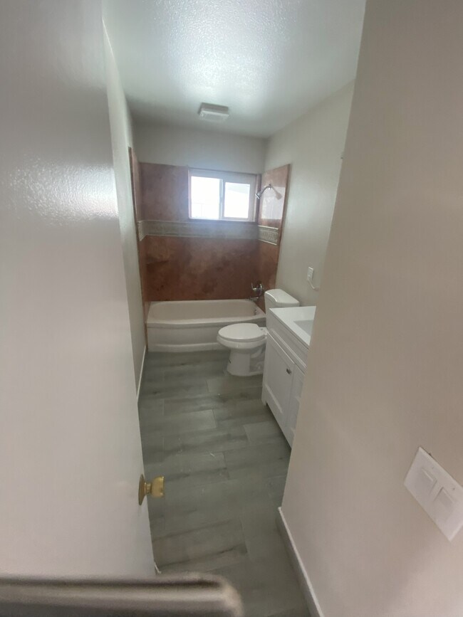 Building Photo - 9211 Vernon Ave