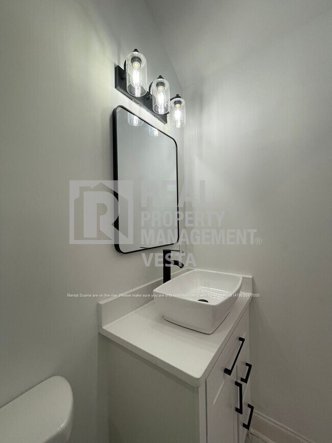 Building Photo - 2349 Berthadale Ave