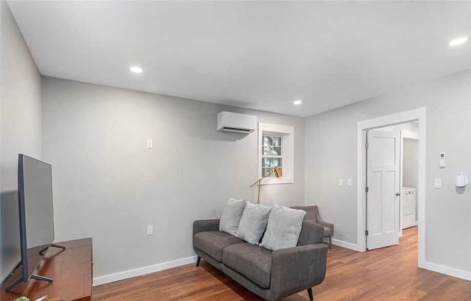 Building Photo - 15 Maplewood Dr