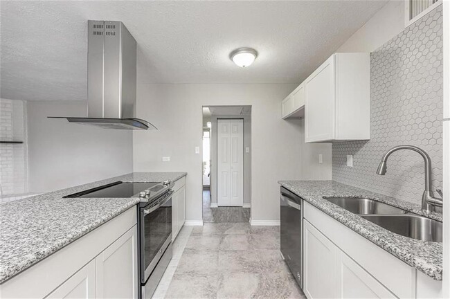Building Photo - 330 Tara Plantation Dr