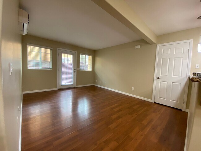 Building Photo - m583 - Wyatt