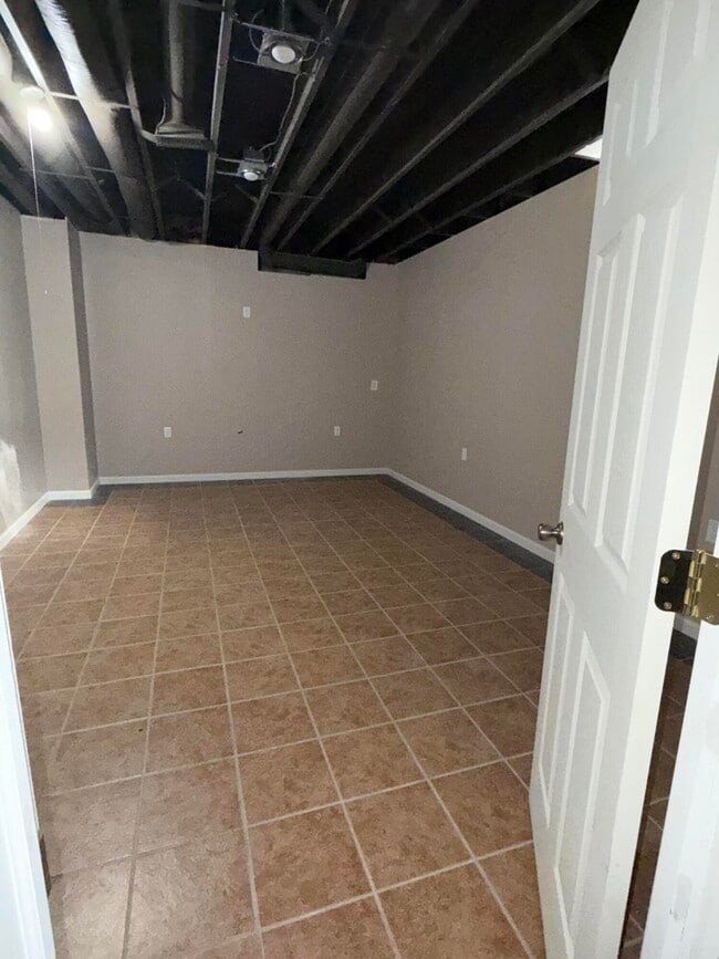 Building Photo - 18145 Shoreline Ct