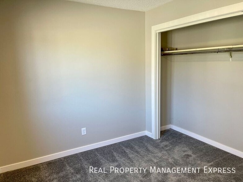 Building Photo - 2 Bedroom Apartment on the West Side