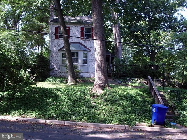 Building Photo - 4914 Crescent St