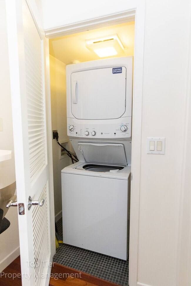 Building Photo - 2-bed, 2-bath 972sqft condo, walking distance to beach in Carlsbad Village, literally one block o...