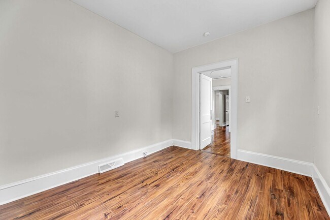 Building Photo - 1320 W Friendly Ave