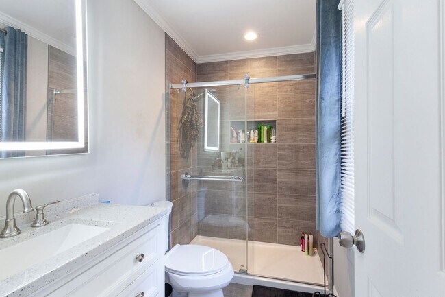 Building Photo - Beautifully Updated Two-Story 3/2.5 w/ Huge Fully Fenced Backyard!