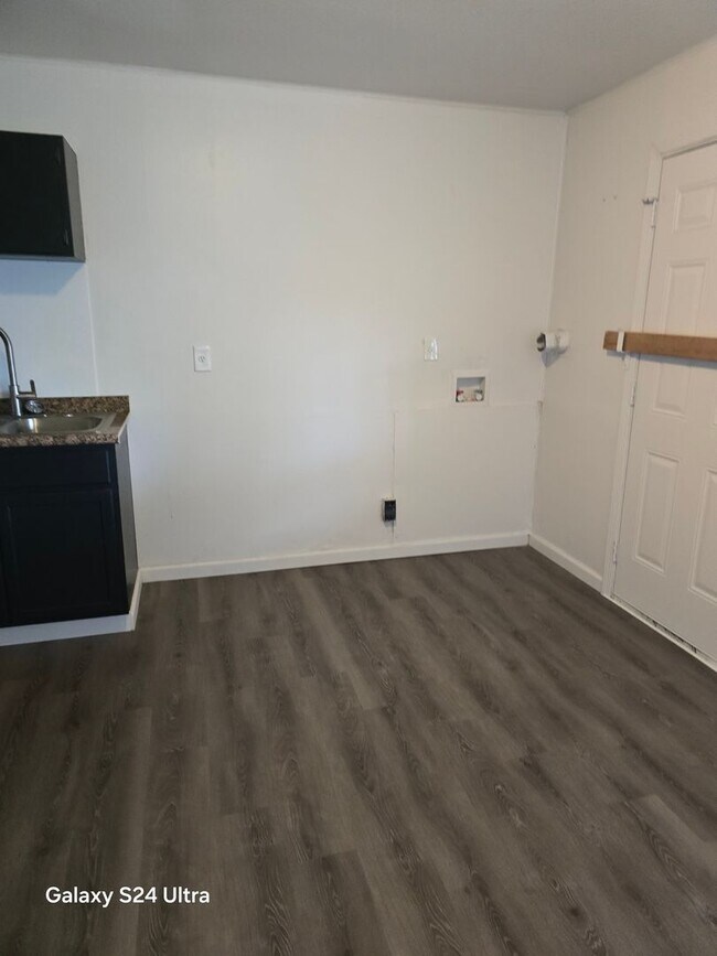 Building Photo - LIMITED TIME**NO APPLICATION FEE**1/2 OFF DEPOSIT**
